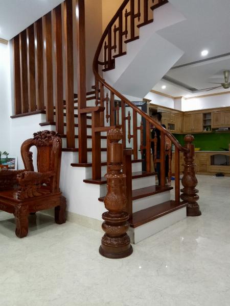 cầu thang gỗ tự nhiên