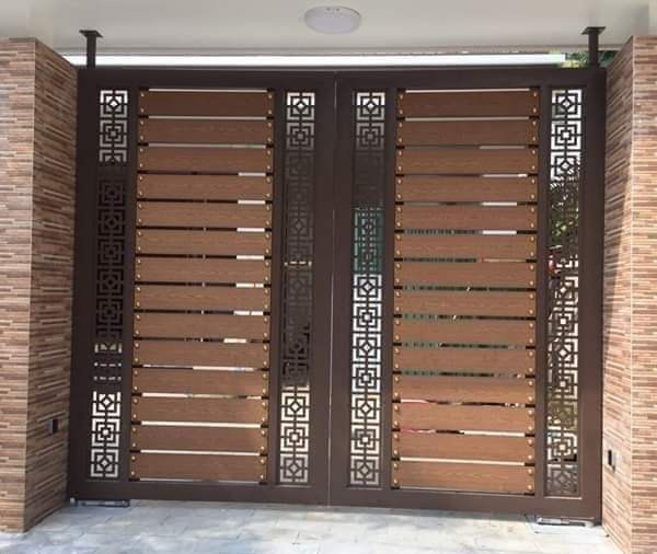 Cổng sắt 2 cánh kết hợp gỗ 