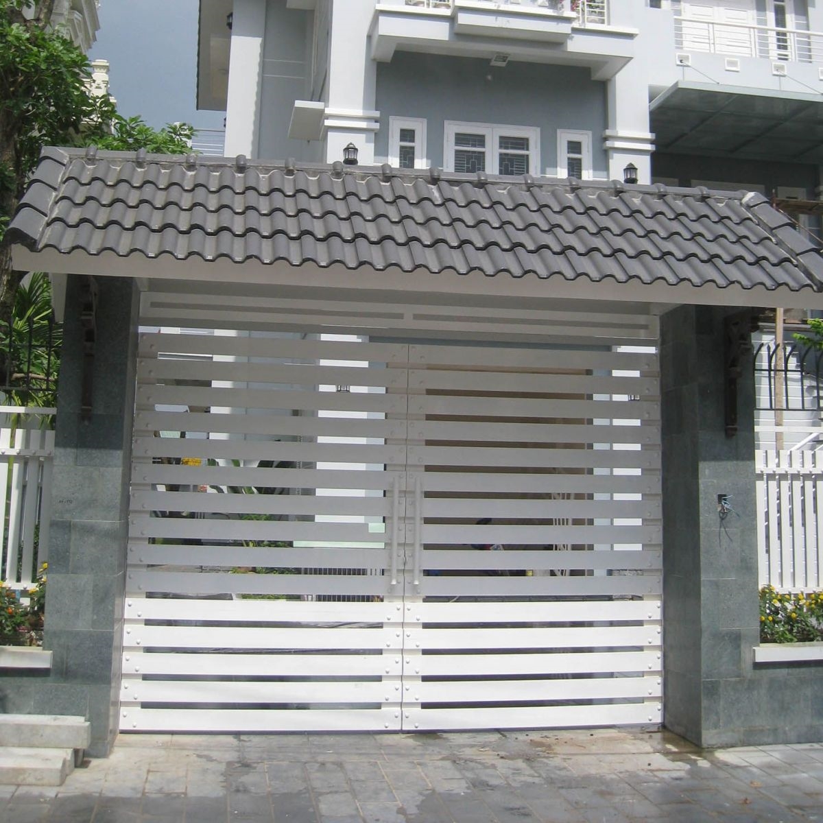 Cổng sắt hộp 2 cánh đơn giản 