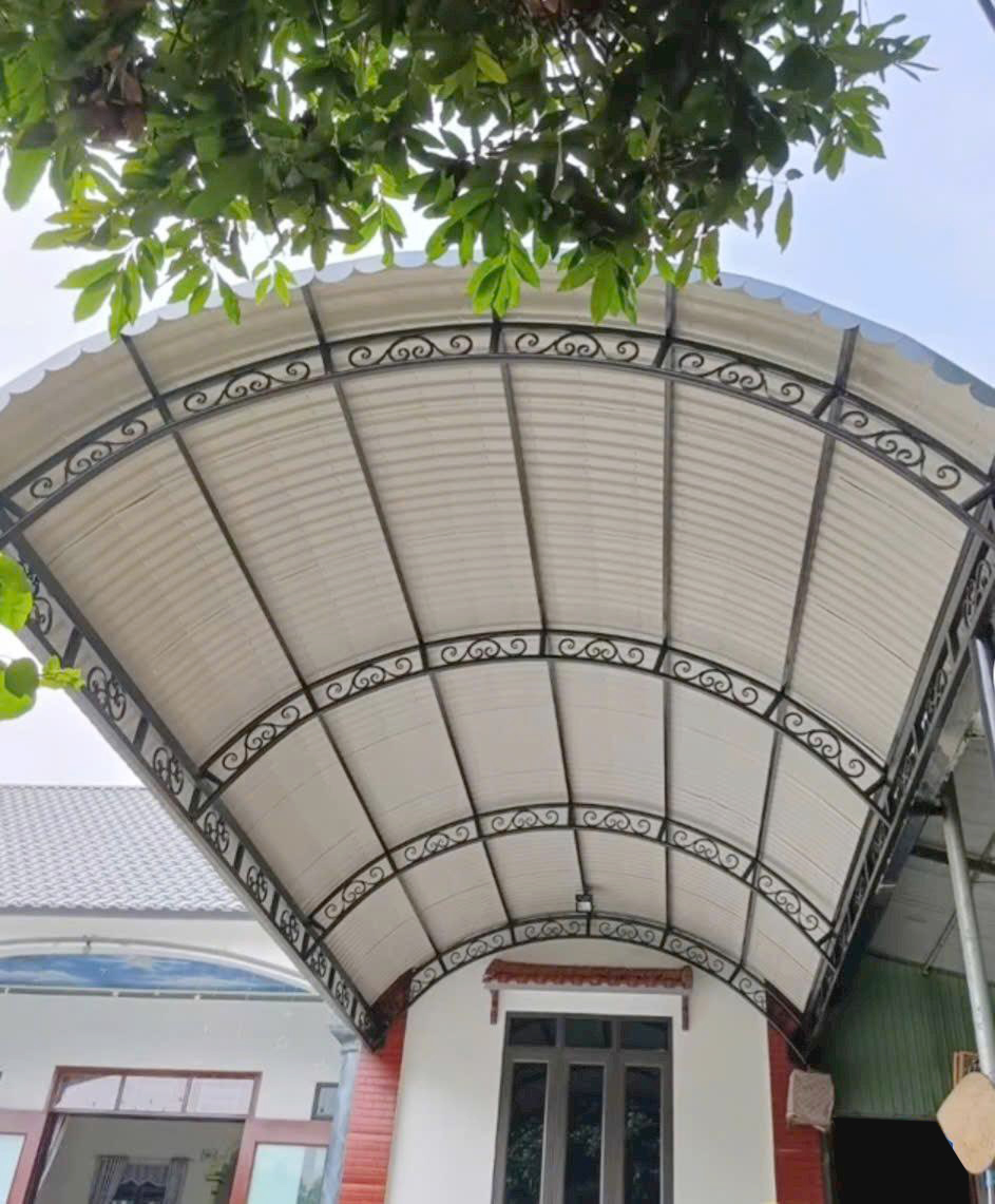 làm mái tôn sân 