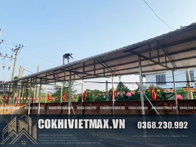 Thợ đang lợp mái tôn giả ngói cho công trình nhà cấp 4