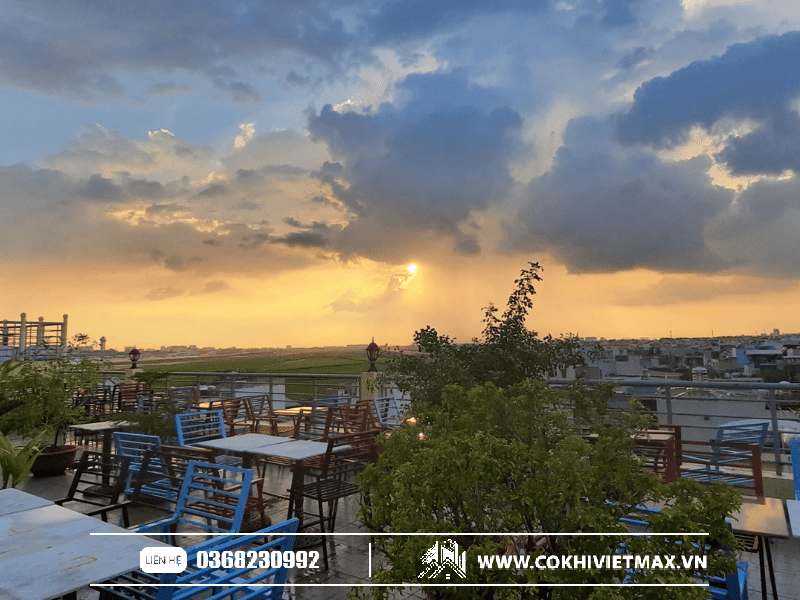 Không gian chill ban công với lan can sắt tối màu, phối cây xanh nhẹ nhàng