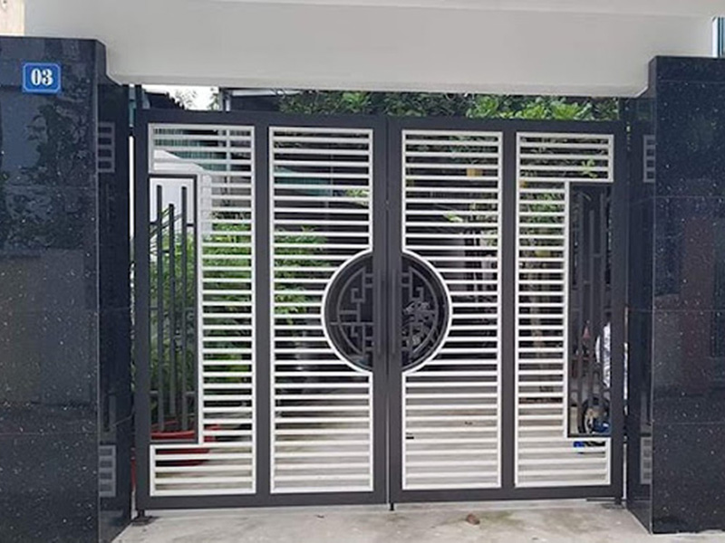 mẫu cửa cổng sắt 4 cánh đẹp đơn giản sơn đen nhám hiện đại cho nhà phố